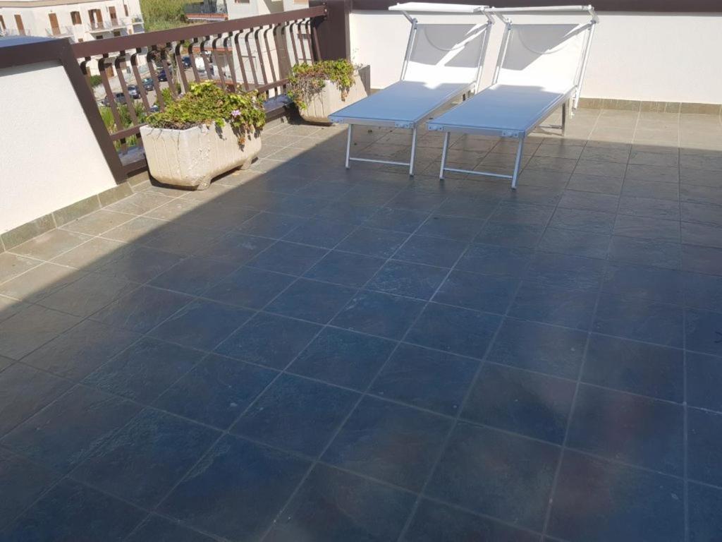Apartment Con Terrazzo Sul Mare E Discesa In A *
